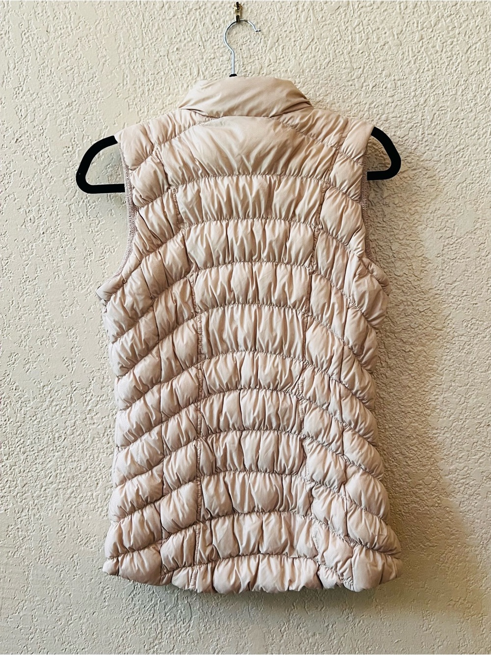Athleta Blush Pink Downtime
Down Filled Full Zip Puffer Vest
Womens S Rose Gold - Picture 3 of 7